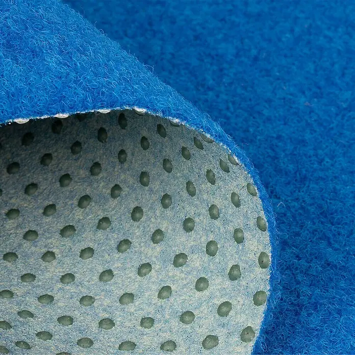 Rasenteppich Park - L x B: 200 x 100 cm, Blau, Mit Drainagenoppen - Blaue Matte mit Faser-Oberfläche, gefaltet, um die helle Unterseite mit dunklen Anti-Rutsch-Punkten zu zeigen.