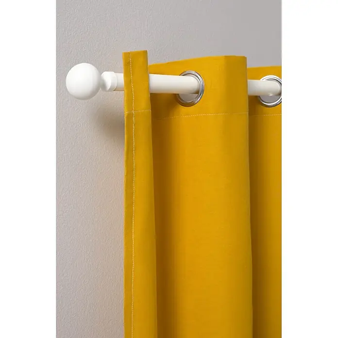 Cortina con ollaos New Panama - An x Al: 135 x 260 cm, Amarillo, Materiales naturales - Primer plano de una cortina amarillo mostaza con ojales plateados colgada de una barra blanca.