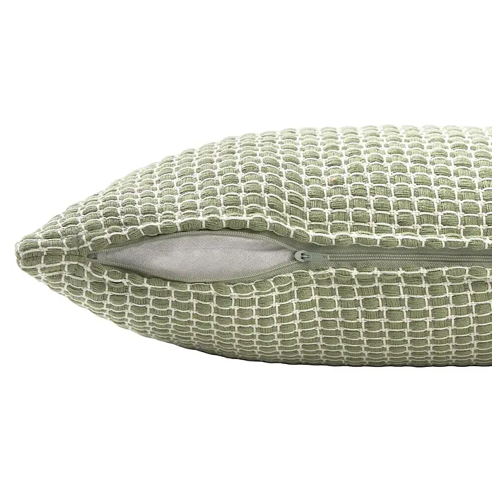 Cojín Kame - 50 x 30 cm, Textil, Verde, Rectangular - Almohada verde claro texturizada con patrón tejido blanco y cremallera parcialmente abierta.