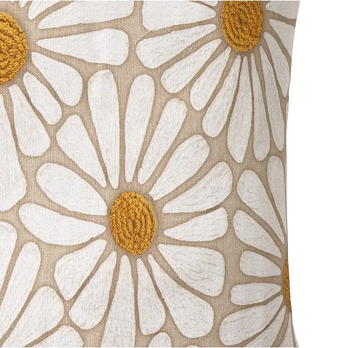 Cojín Margarita bordado - 30 x 50 cm, Textil, Blanco, Rectangular - Primer plano de un cojín con patrón de margaritas, pétalos blancos y centro amarillo texturizado sobre tela beige.