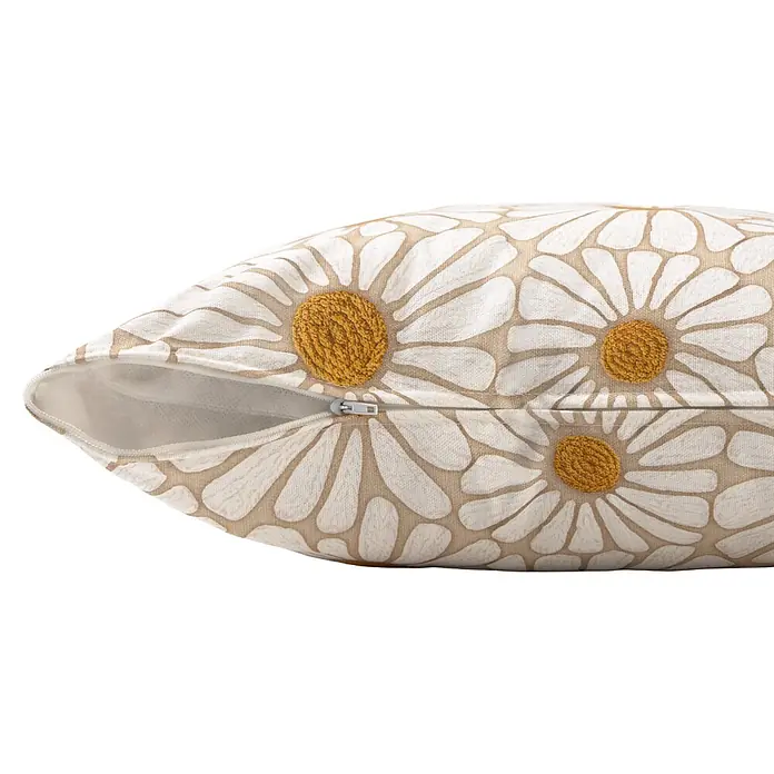 Cojín Margarita bordado - 30 x 50 cm, Textil, Blanco, Rectangular - Funda de cojín beige con estampado de margaritas blancas, centros bordados amarillos y cremallera parcialmente abierta.