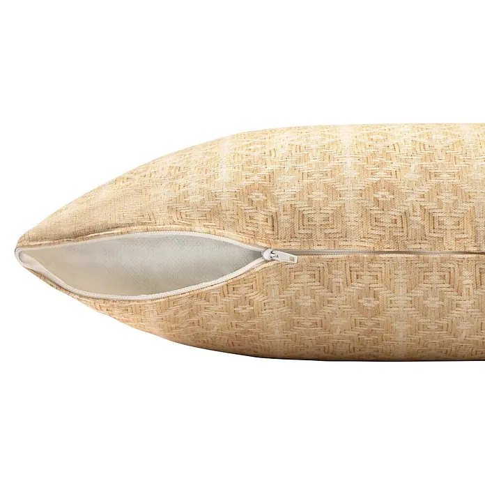 Cojín Efecto yute rombo - 30 x 50 cm, Textil, Marrón, Rectangular - Funda de cojín beige claro con patrón geométrico tejido y cremallera abierta que revela el forro interior blanco.