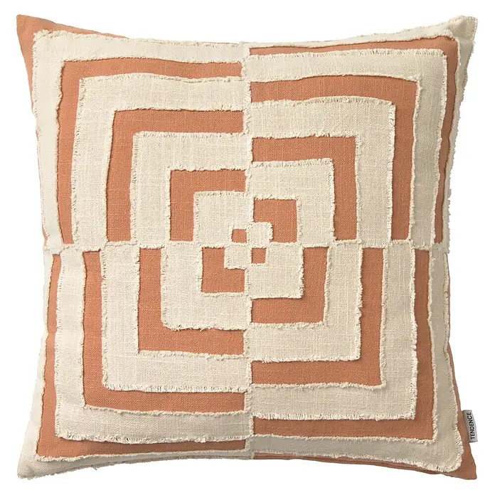 Cojín Arinka - 45 x 45 cm, Teja, Cuadrado - Cojín texturizado con patrón geométrico de cuadrados anidados en tela de aspecto lino crudo y terracota con bordes deshilachados.