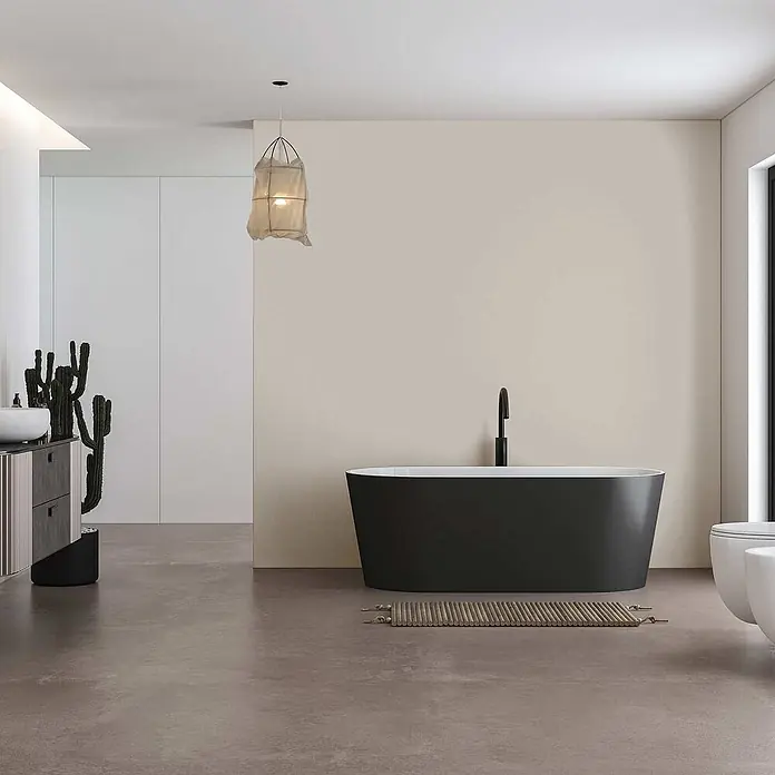 Tadessi Wandfarbe Bronze Beige - Beige, Matt, 2,5 l - Schwarze freistehende Badewanne mit matter Oberfläche und schwarzer Armatur in modernem Badezimmer.