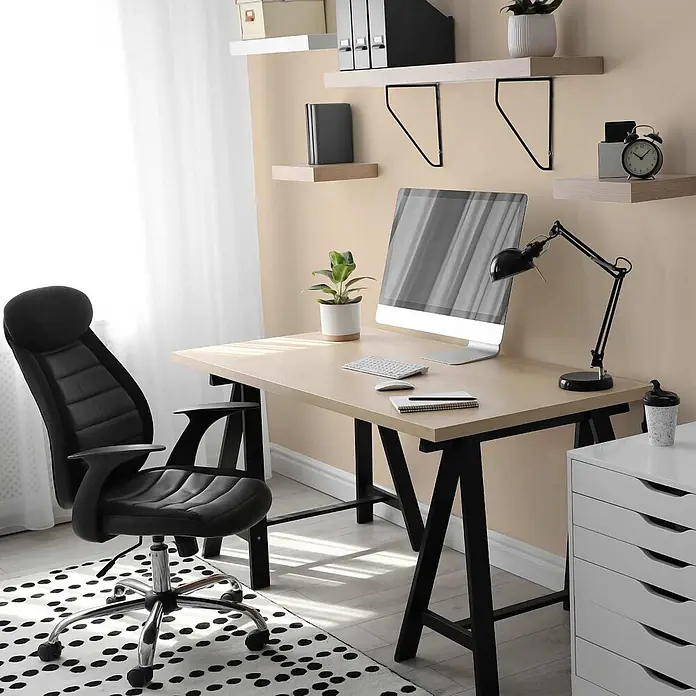 Tadessi Wandfarbe Bronze Beige - Beige, Matt, 2,5 l - Modernes Home-Office mit hellem Holzschreibtisch auf schwarzen Böcken, ergonomischem schwarzen Bürostuhl und Computer.