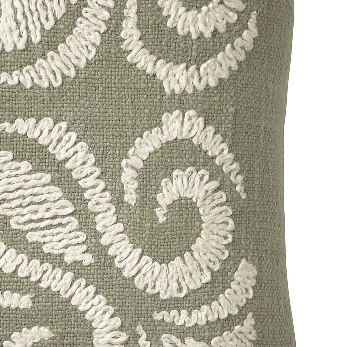 Cojín Natsu - 45 x 45 cm, Verde, Cuadrado - Funda de cojín verde salvia con patrones de espiral bordados en blanco roto.