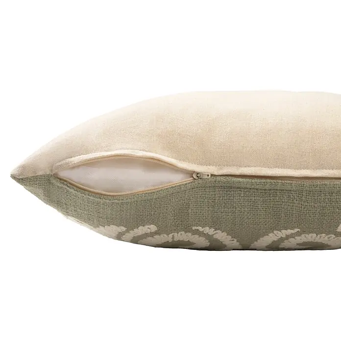 Cojín Natsu - 45 x 45 cm, Verde, Cuadrado - Vista lateral de un cojín beige claro y verde salvia con cremallera abierta que muestra el forro interior. La sección verde salvia tiene un patrón texturizado.