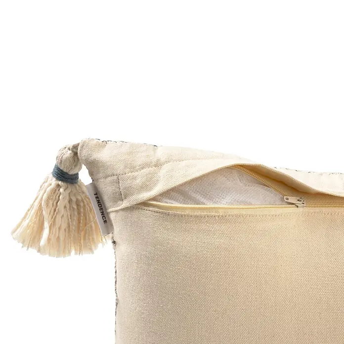 Cojín Ray - 30 x 50 cm, Azul, Rectangular - Funda de cojín tejida beige con cremallera abierta que revela el forro interior y una borla decorativa con etiqueta 'TENDENCE'.