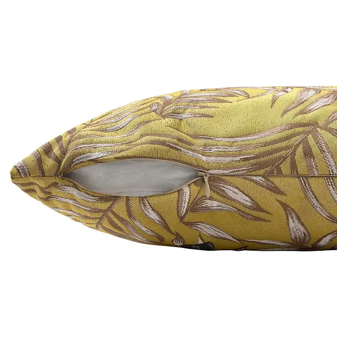 Cojín Jacquard Tucán - 30 x 50 cm, Poliéster, Mostaza, Rectangular - Cojín amarillo con estampado de hojas marrones y blancas y cremallera abierta.