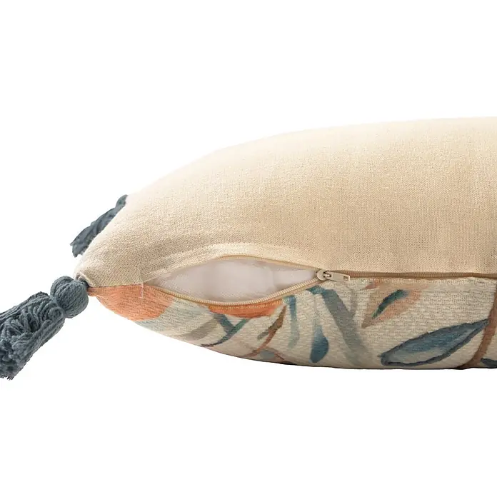 Cojín Celeste - 30 x 50 cm, Estampado floral, Rectangular - Cojín de lino, mitad beige y mitad estampado con hojas naranjas y turquesas, con borla azul y cremallera parcialmente abierta que revela el relleno.