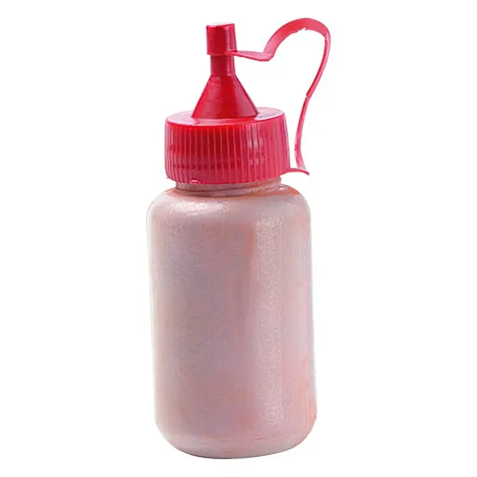 Heka Schlagschnurpuder - Rot - Nahaufnahme einer kleinen, prall gefüllten, transparenten Plastikflasche mit rotem Verschluss und Spritzaufsatz.