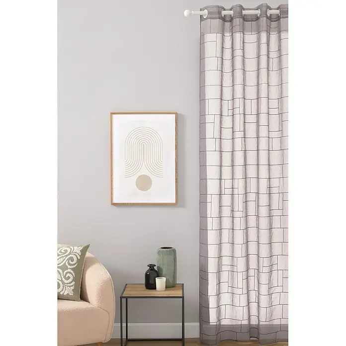 Visillo para ventana Arkala - An x Al: 140 x 260 cm, Gris - Cortina gris claro con patrón geométrico negro, colgada de una barra blanca en un ambiente de habitación.