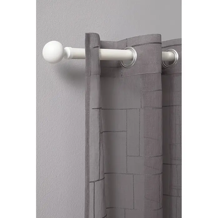 Visillo para ventana Arkala - An x Al: 140 x 260 cm, Gris - Cortina gris traslúcida con patrón de cuadrícula cosida, colgada en barra blanca con remate esférico y ojales plateados.