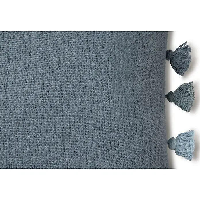 Cojín Abigail - 45 x 45 cm, Azul, Cuadrado - Textil azul grisáceo tejido con borlas decorativas en el lateral.