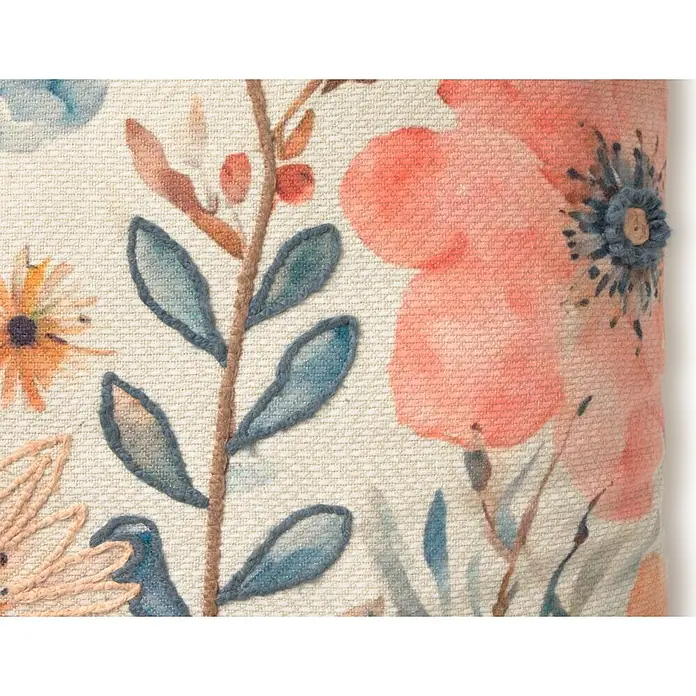 Cojín Celeste - 45 x 45 cm, Estampado frontal, Cuadrado - Tejido texturizado con bordado floral y elementos pintados en melocotón, azul y marrón sobre una trama beige.