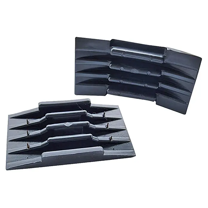 Heka Gummischleifklotz - 130 x 70 mm - Zwei schwarze Anti-Rutsch-Blöcke für Räder isoliert auf Weiß. Rutschfeste Rampen mit profilierter Oberfläche für sicheren Halt.