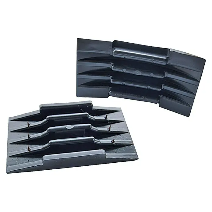 Heka Gummischleifklotz - 130 x 70 mm - Zwei schwarze Anti-Rutsch-Blöcke für Räder isoliert auf Weiß. Rutschfeste Rampen mit profilierter Oberfläche für sicheren Halt.