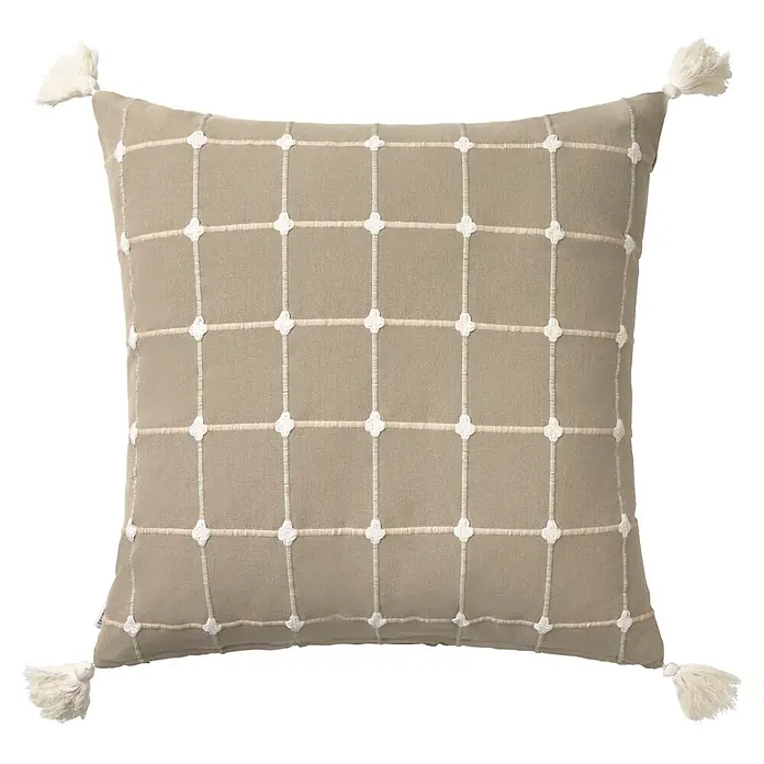 Cojín Edna con pompones - 50 x 50 cm, Textil, Natural, Cuadrado - Cojín decorativo beige con patrón de rejilla cosido blanquecino y borlas en cada esquina.