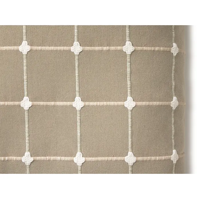 Cojín Edna con pompones - 50 x 50 cm, Textil, Natural, Cuadrado - Tejido greige con un patrón de cuadrícula elevado de color blanco roto y nudos decorativos en forma de trébol en las intersecciones.