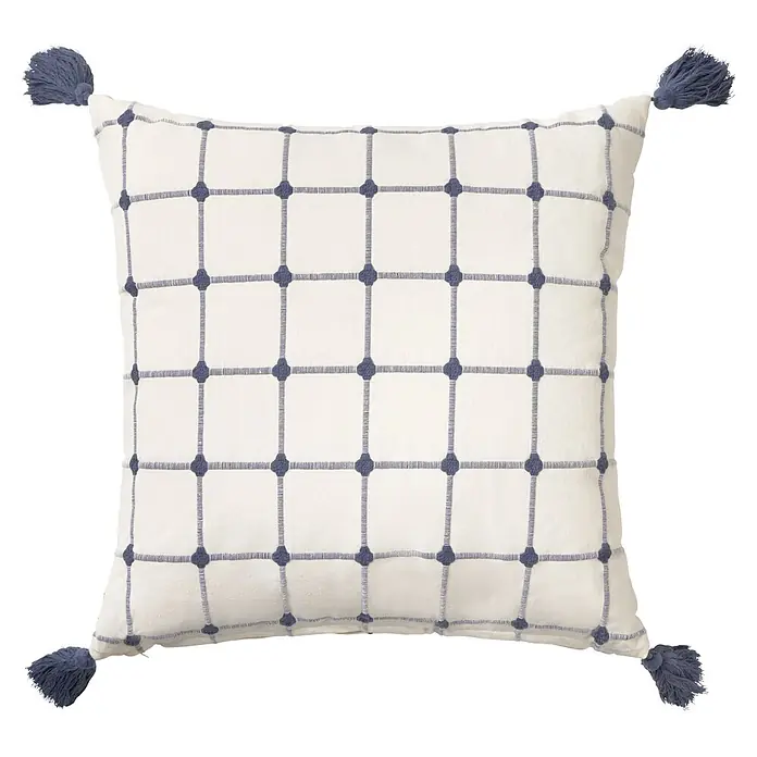 Cojín Edna con pompones - 50 x 50 cm, Textil, Azul, Cuadrado - Cojín decorativo blanco con patrón de cuadrícula azul y borlas.