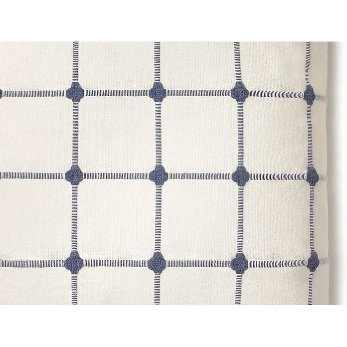Cojín Edna con pompones - 50 x 50 cm, Textil, Azul, Cuadrado - Tela blanquecina con patrón de cuadrícula azul bordado, líneas texturizadas e intersecciones en forma de trébol.
