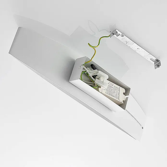 Arcchio Wandleuchte Jelle - weiß / opal, weiß / opal - Weiße LED-Linearleuchte mit sichtbarem Treiber und Verkabelung, an Deckenhalterung montiert.