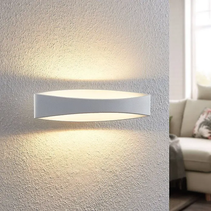Arcchio Wandleuchte Jelle - weiß / opal, weiß / opal - Moderne hellgraue Wandleuchte mit Up-and-Down-Lichteffekt, an einer strukturierten Wand im Wohnbereich montiert.