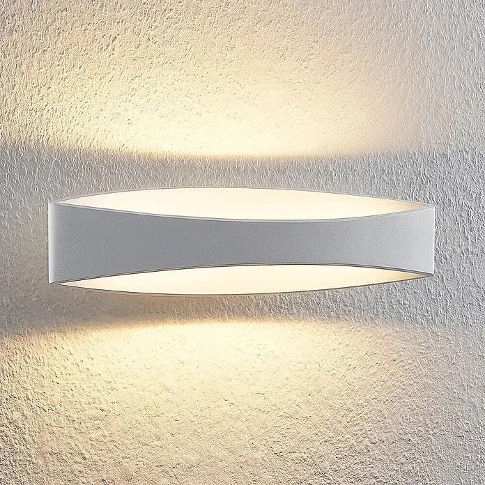 Arcchio Wandleuchte Jelle - weiß / opal, weiß / opal - Hellgraue ovale Wandleuchte mit warmem Up- und Downlight auf einer strukturierten Wand.
