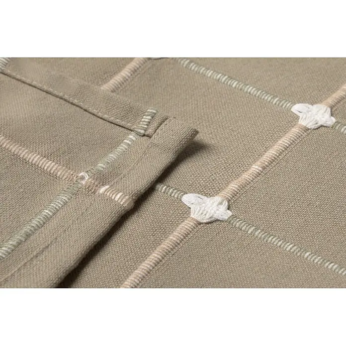 Colcha Edna - 260 x 240 cm, 65% algodón y 35% poliéster, Verde - Primer plano de un textil tejido marrón claro con rayas decorativas blancas y beige que forman una cuadrícula, con nudos blancos ornamentales en las intersecciones.