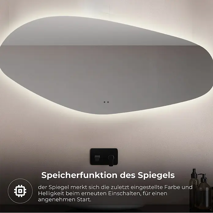 Lumoire Lichtspiegel RIVER - 120 x 60 cm - Ein unregelmäßig geformter, hintergrundbeleuchteter Spiegel mit Speicherfunktion für Lichteinstellungen, über einem schwarzen Wandhahn in einem modernen Bad.