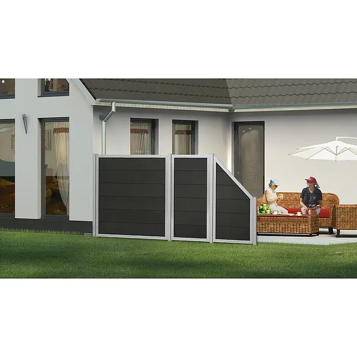 GartenLand Sichtschutzelement WPC Zaun Classico Alu Anthrazit Ohne Pfosten - B x H: 90 x 90 cm, Verbundwerkstoff, Anthrazit - Dunkelgrauer Sichtschutz mit silbernen Rahmen, neben einem Haus installiert, trennt Terrasse vom Garten.