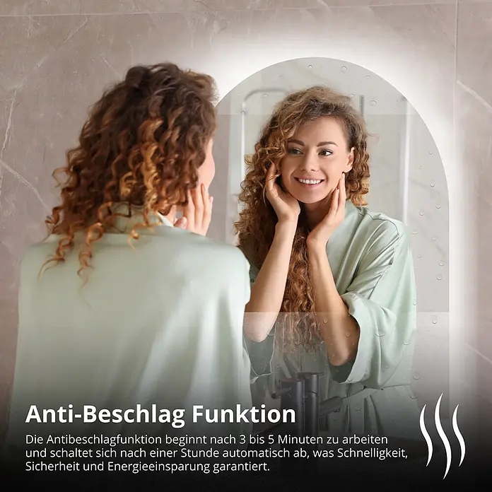 Lumoire Lichtspiegel SERENITY -  - Frau lächelt in einen beleuchteten Badspiegel mit aktiver Antibeschlagfunktion, die ihr Spiegelbild klar hält.