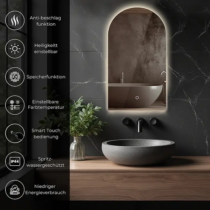 Lumoire Lichtspiegel SERENITY -  - Gewölbter, hinterleuchteter LED-Badezimmerspiegel über einem grauen Waschbecken, zeigt smarte Funktionen. Reflektiert ein dunkles Badezimmer mit Badewanne.