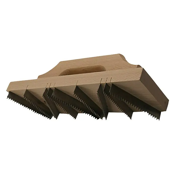 Heka Rascador de hormigón celular - 300 x 90 mm - Primer plano de una herramienta de madera con múltiples hojas de sierra de metal, diseñada para rascar superficies.