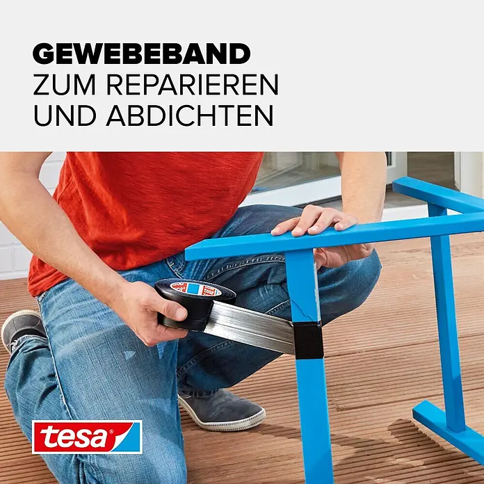 Tesa Extra Power Folienband Universal - Schwarz, 50 m x 50 mm - Schwarzes Tesa Gewebeband wird zur Reparatur eines blauen Metallrahmens verwendet.