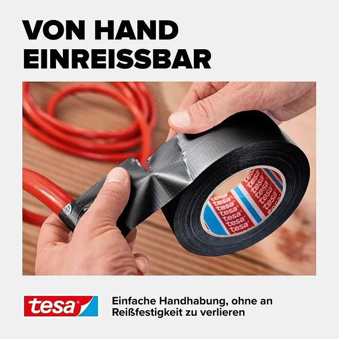 Tesa Extra Power Folienband Universal - Schwarz, 50 m x 50 mm - Schwarzes tesa Panzerband wird von Hand abgerissen und auf einen roten Schlauch geklebt.