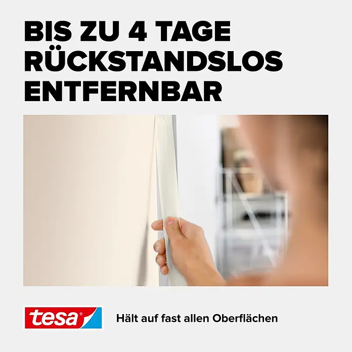 Tesa Malerband Economy PROMO - 5 Stk., 50 m x 30 mm - Weiße tesa Abdeckband wird von einer Hand leicht von einer Wand abgezogen, was die rückstandslose Entfernung zeigt.