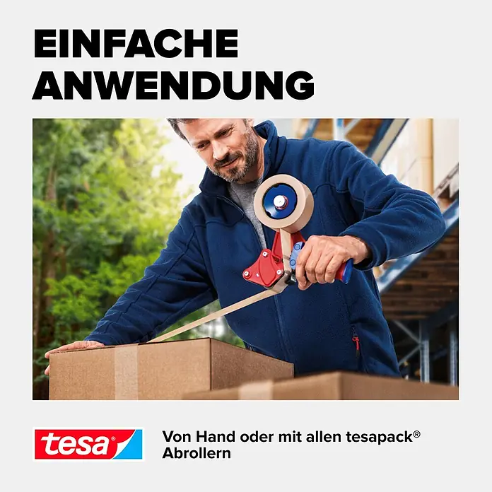Tesa Paketklebeband Packband ecoLogo - Braun, L x B: 50 m x 5 cm - Mann versiegelt einen Karton mit einem rot-blauen tesa Abroller und braunem Packband.