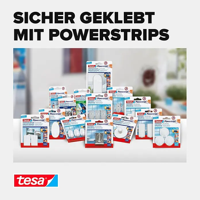 Tesa Powerstrips Selbstklebestrip Large - 10 Stk. - Eine Auswahl verschiedener tesa Powerstrips Produkte in Originalverpackung, darunter Klebehaken und -streifen, vor einem unscharfen Raumhintergrund.