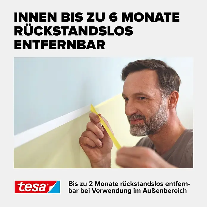 Tesa Malerband Professional - 50 m x 30 mm - Gelbes tesa Malerband wird von einem Mann für saubere Farbkanten von der Wand entfernt.