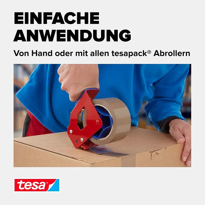 Tesa Pack Paketklebeband Solid & Strong - Braun, 66 m x 50 mm - Eine Person verschließt einen braunen Karton mit einem roten tesa Abroller und tesa Band.