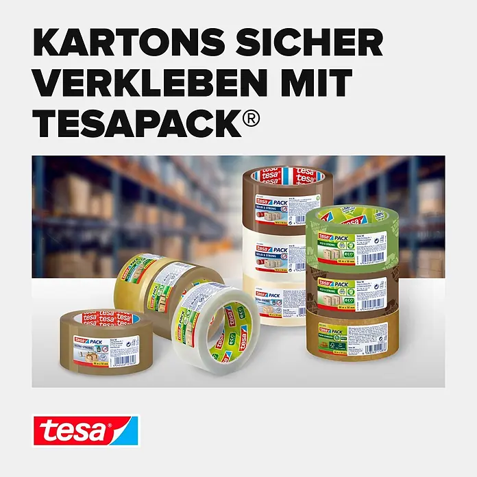 Tesa Pack Paketklebeband Solid & Strong - Braun, 66 m x 50 mm - Verschiedene tesa PACK Paketbänder in Braun, Transparent und Grün, arrangiert in einem Lagerhaus.