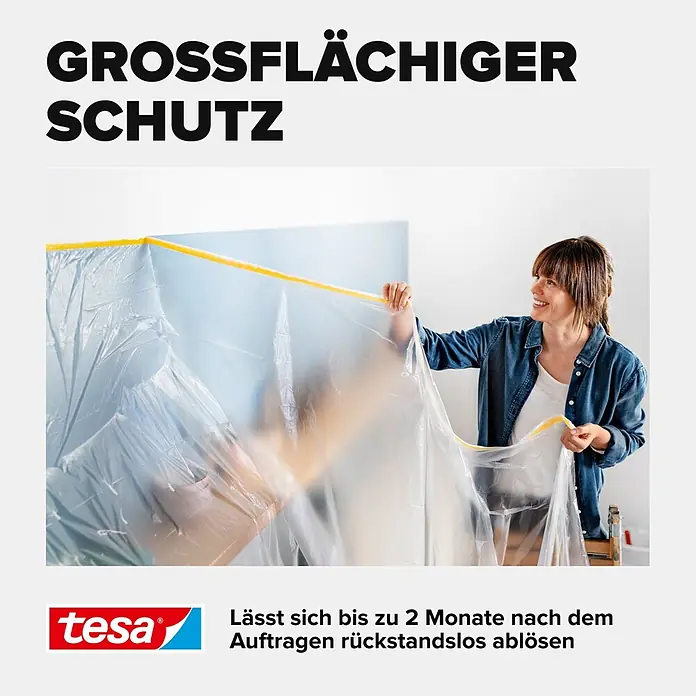 Tesa Abdeckfolie Easy Cover Perfect+ im Spender - L x B: 33 m x 140 cm - Frau hält Tesa transparente Abdeckfolie mit gelbem Klebeband für großflächigen Schutz. Rückstandsfrei ablösbar.