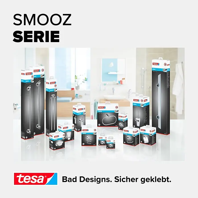 Tesa Smooz Toilettenpapierhalter - Ohne Deckel, Chrom, Glänzend - tesa SMOOZ Badaccessoires in Einzelhandelsverpackung, in einem modernen Badezimmer.