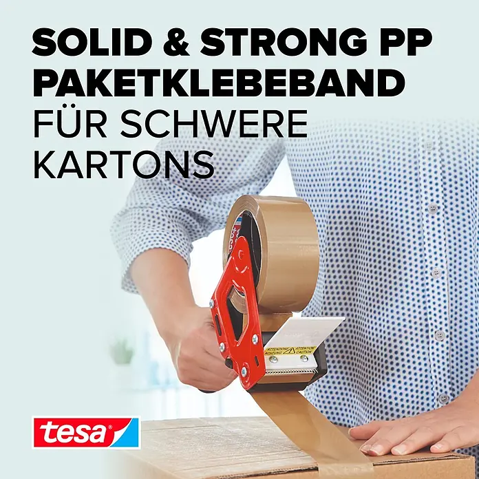 Tesa Pack Paketklebeband Solid & Strong - Braun, 66 m x 50 mm - Eine Hand hält einen roten Abroller, der starkes braunes Paketklebeband zum Verschließen schwerer Kartons anbringt.
