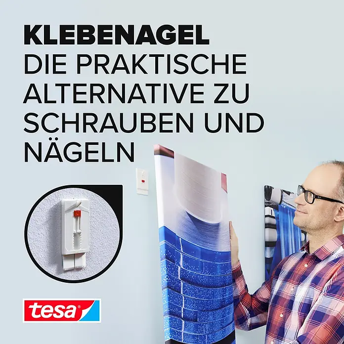 Tesa Verstellbarer Klebenagel - Geeignet für: Tapeten, Belastbarkeit: 2 kg, 2 Stk., Weiß - Mann hängt ein Bild mit einem weißen tesa Klebenagel, einer praktischen Alternative zu Schrauben und Nägeln.