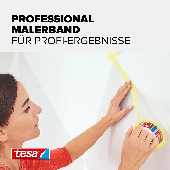 Tesa Malerband Professional - 50 m x 30 mm - Eine Frau bringt gelbes tesa Malerband präzise an, um geometrische Muster zu malen.