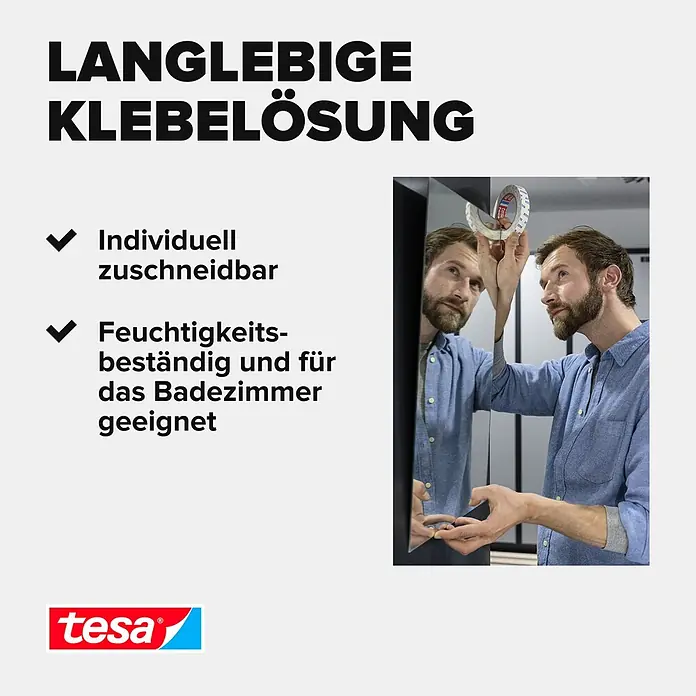 Tesa Powerbond Montageband Spiegel - 5 m x 38 mm - Transparentes, feuchtigkeitsbeständiges tesa Klebeband wird von einem Mann zur Montage verwendet.