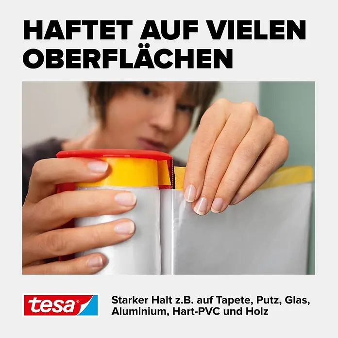 Tesa Abdeckfolie Easy Cover Perfect+ - L x B: 33 m x 140 cm - Hände applizieren tesa Abdeckfolie mit gelbem Klebeband für starken Halt auf vielen Oberflächen.