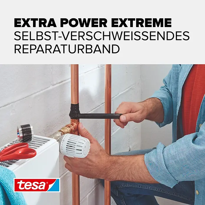 Tesa Extra Power Reparaturband Extreme Repair - 2,5 m x 19 mm, Schwarz, Selbstverschweißend - Mann bringt schwarzes selbstverschweißendes Reparaturband an Kupferrohren eines Heizungssystems an.
